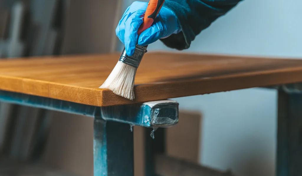 coating of wooden surface with protective varnish