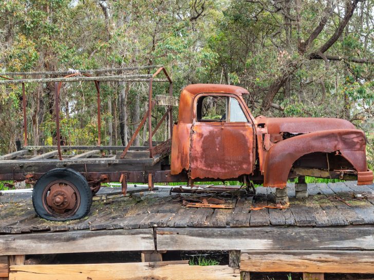 A-Rusting-pickup-truck