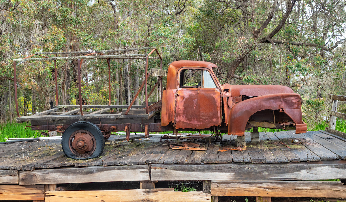 A-Rusting-pickup-truck