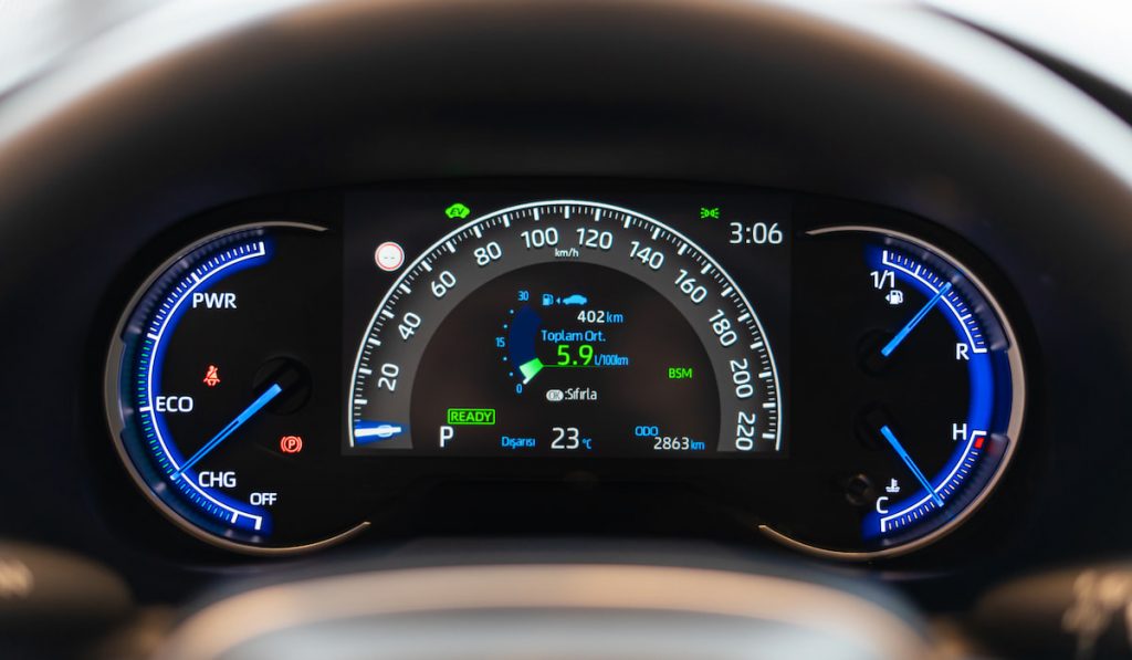 pickup truck dashboard showing speedometer, odometer and gas mileage
